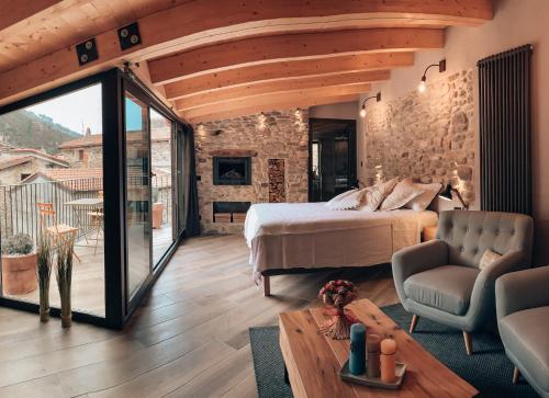 1 dormitorio con 1 cama y sala de estar en Talking Stones, en Dolceacqua