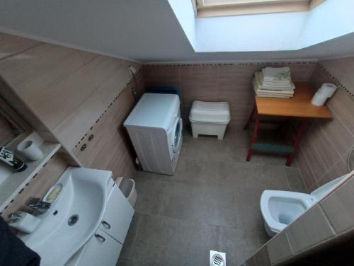 ein Bad mit einem Waschbecken, einem WC und einem Schreibtisch in der Unterkunft The Golden Hour in Herceg-Novi