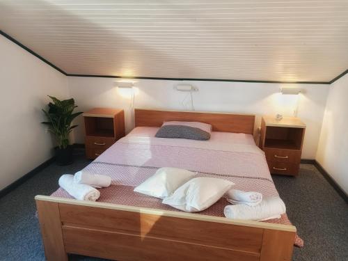 ein Schlafzimmer mit einem großen Bett und zwei Nachttischen in der Unterkunft The Golden Hour in Herceg-Novi