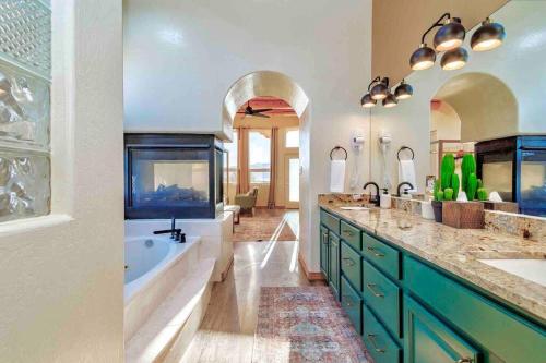 Kitchen o kitchenette sa New Mexico Style Home, Stunning Views & Sunrise