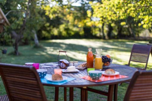a picnic table with food and drinks on it at Gîte ti Goudoul éco responsable BB friendly in Moëlan-sur-Mer