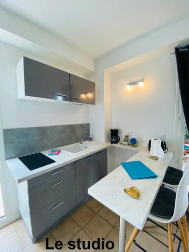 a kitchen with a counter and a table with chairs at Kasa Créole in Les Trois-Îlets