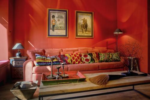 a living room with a pink couch in a red wall at Menin Gate House in Ypres