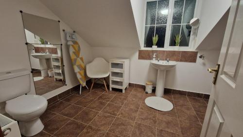 een kleine badkamer met een toilet en een wastafel bij 3-Bedroom Family Holiday Home in Skegness