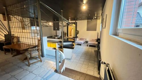 Blick auf ein Zimmer mit einer Küche und einem Tisch in der Unterkunft Haus Luise in Delmenhorst