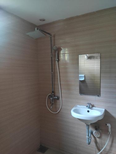 a bathroom with a sink and a shower at Hans Jensen Residences in Banlot