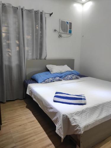 2 camas individuales en una habitación con ventana en Hans Jensen Residences, en Banlot