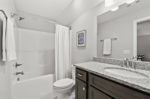 La salle de bains blanche est pourvue d'un lavabo et de toilettes. dans l'établissement Beautiful Home with Lake and Marina Access, Firepit, Golf Cart Included, à Estill Springs