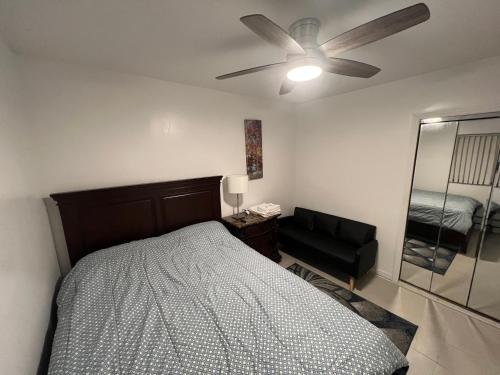 een slaapkamer met een bed en een plafondventilator bij Lawn Residence in Brooklyn