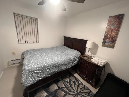 een slaapkamer met een bed en een telefoon op een nachtkastje bij Lawn Residence in Brooklyn