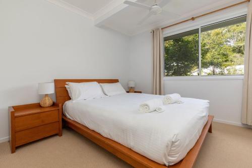 1 dormitorio con 1 cama con 2 toallas en Waverider 2, en Boomerang Beach