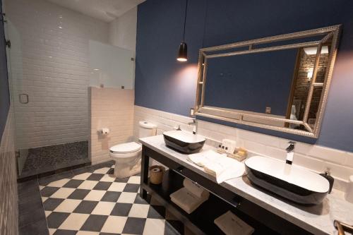 a bathroom with a sink and a toilet at Villa Toscana ValQuirico Lofts & Suites Hotel Boutique in Santeagueda