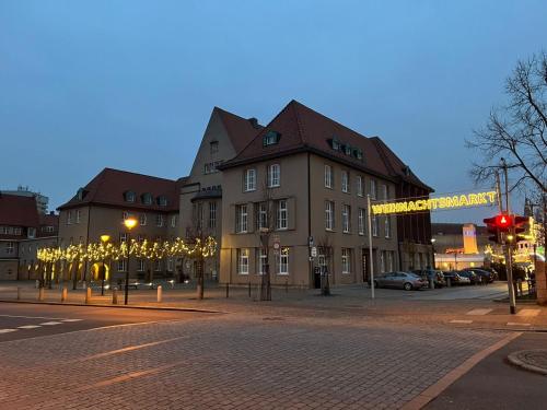une rue avec un bâtiment éclairé dans l'établissement Haus Luise Monteure, à Delmenhorst