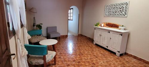 un pasillo con mesa, 2 sillas y mesa en Casa de Campo- Terra Viva en San Salvador de Jujuy