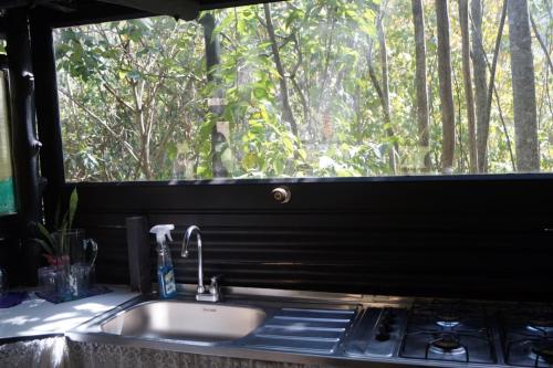 a kitchen sink in front of a window at Skale Peregrino in Choachí