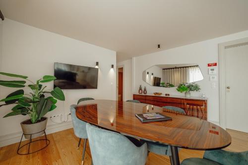 Downtown Penthouse With River View by Vacationy