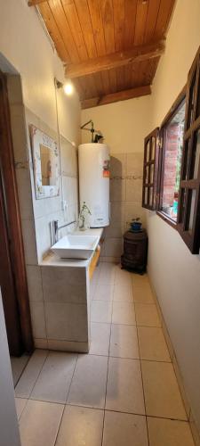 Baño pequeño con lavabo en Casa de Campo- Terra Viva en San Salvador de Jujuy
