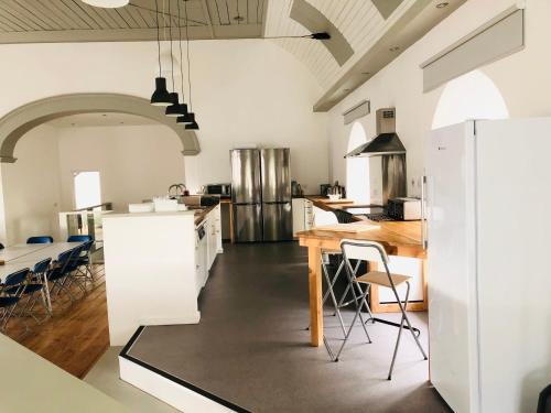 una grande cucina con tavolo e sedie di Afan Forest BunkHouse-Fantastic 6 Rooms -Sleeps 23 a Glyncorrwg