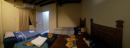 En eller flere senger på et rom på Pocha Roga