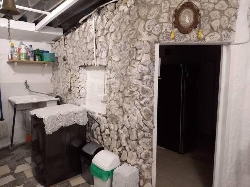 麥德林的住宿－Pioneros Poblado casa tradición，石墙,浴室设有水槽