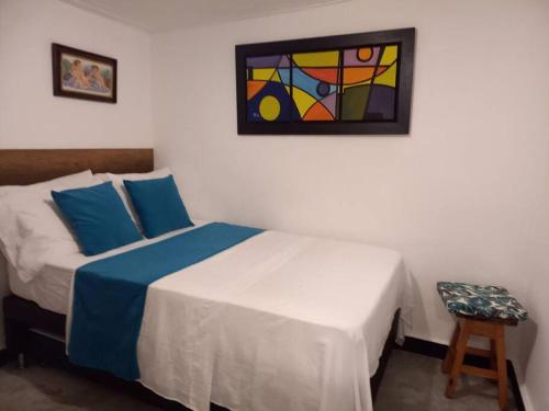 麥德林的住宿－Pioneros Poblado casa tradición，一间卧室配有一张壁画床