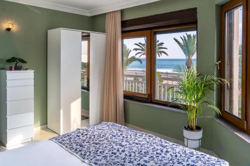1 dormitorio con cama y vistas a la playa en The HOBB, en Antalya