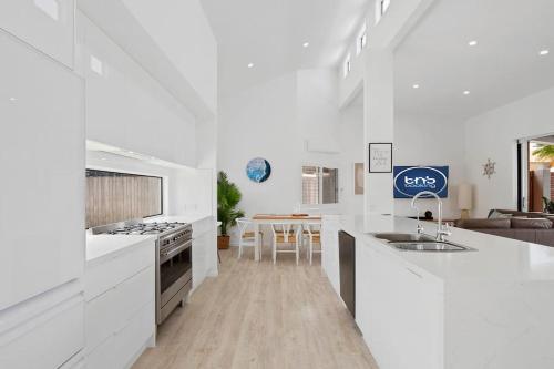 A cozinha ou cozinha compacta de Mooloolaba Oasis 4bd Home, Pool