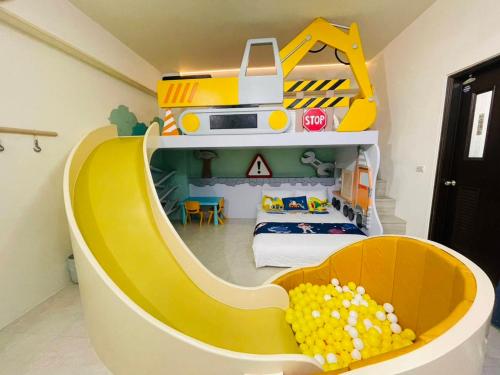 a childs room with a yellow and white bunk bed at 芹菜芋頭親子民宿 in Taitung City