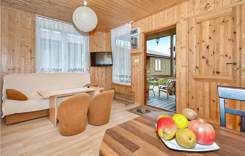 salon ze stołem i miską owoców w obiekcie 2 Bedroom Amazing Home In Wicie w Wiciu