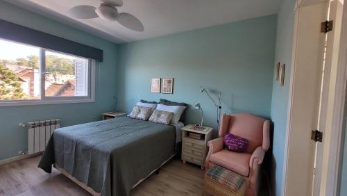 Ένα ή περισσότερα κρεβάτια σε δωμάτιο στο Apto ao lado da rua coberta