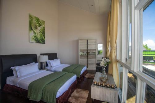 Cette chambre comprend 2 lits et une fenêtre. dans l'établissement Sweeping Mountain View Retreat at La Cantane Villa, à Kampong Kundassan