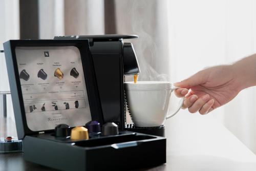Tetera y cafetera en Orchard Rendezvous Hotel by Far East Hospitality