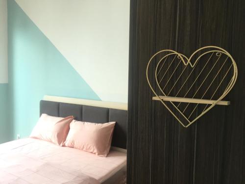 - une chambre avec un lit au cœur du mur dans l'établissement Studio Unit with Seaview & Wifi, à Malacca