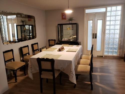 Гостиная зона в Amplio y Acogedor Departamento en San Miguel, Lima