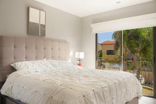 מיטה או מיטות בחדר ב-Incredible house in Gold Coast with private jacuzzi NEW REMODELING