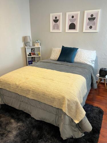 - une chambre avec un lit et une couverture jaune dans l'établissement Nonno’s House, à Cuenca