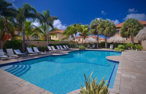 בריכת השחייה שנמצאת ב-Incredible house in Gold Coast with private jacuzzi NEW REMODELING או באזור
