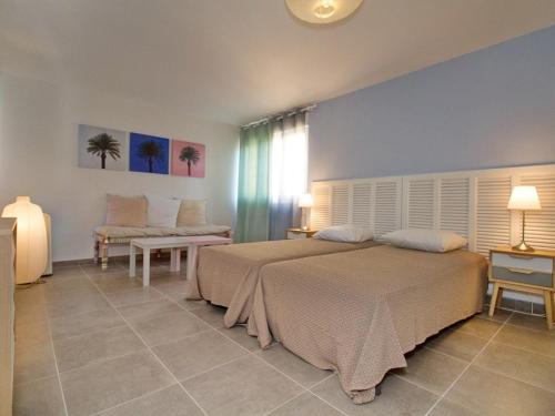 une chambre avec un grand lit dans une pièce dans l'établissement Appartement T3 à Balaruc-les-Bains – 2 Chambres, Clim, WiFi, Parking, Proche Thermes, Classé 4* - FR-1-553-189, à Balaruc-les-Bains