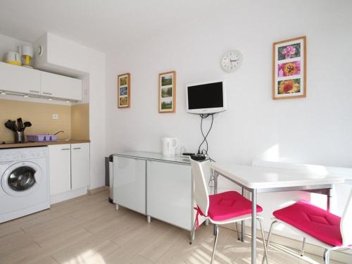 - une cuisine avec une table et des chaises roses dans la chambre dans l'établissement Studio Cosy avec Terrasse, Clim, WiFi et Parking, Proche Centre et Plage - FR-1-553-197, à Balaruc-les-Bains