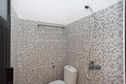 een badkamer met een douche en een toilet. bij RedDoorz Syariah Plus near Jatiwarna Toll Gate in Bekasi