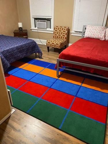 1 dormitorio con una alfombra colorida en el suelo en Cozy home 5 beds private yard, en Cincinnati