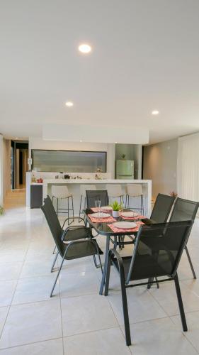 Cucina o angolo cottura di River Paradise Villa With Private Jacuzzi