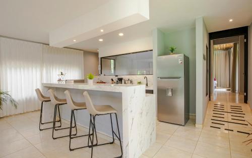 Cucina o angolo cottura di River Paradise Villa With Private Jacuzzi