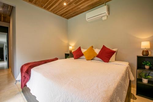 Letto o letti in una camera di River Paradise Villa With Private Jacuzzi