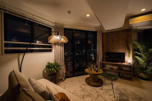 Χώρος καθιστικού στο The Penthouse Ginowan