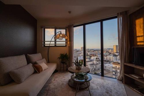 Χώρος καθιστικού στο The Penthouse Ginowan