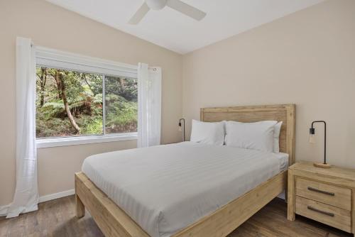 ein weißes Schlafzimmer mit einem großen Bett und einem Fenster in der Unterkunft GLEN22R1 - Inner Glen in Sydney