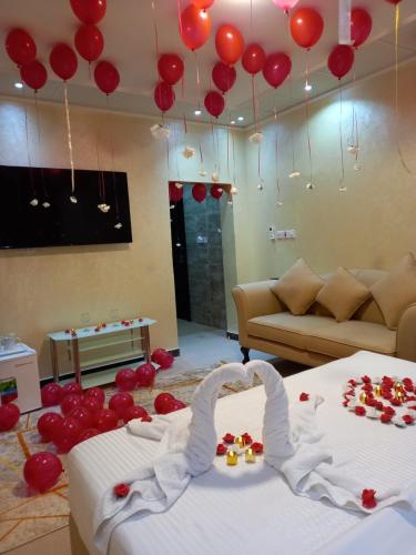 una sala de estar con globos rojos colgando del techo en Holiday Homes en Ras al-Jaima