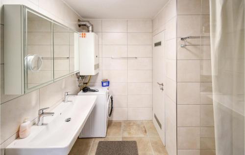 ein weißes Bad mit einem Waschbecken und einer Dusche in der Unterkunft 2 Bedroom Cozy Apartment In Arrach in Arrach