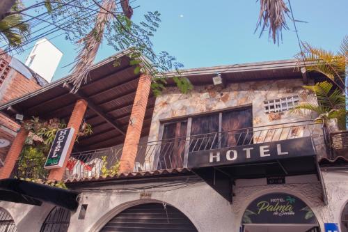 una señal de hotel en el lateral de un edificio en Hotel Palma De Sevilla, en Medellín